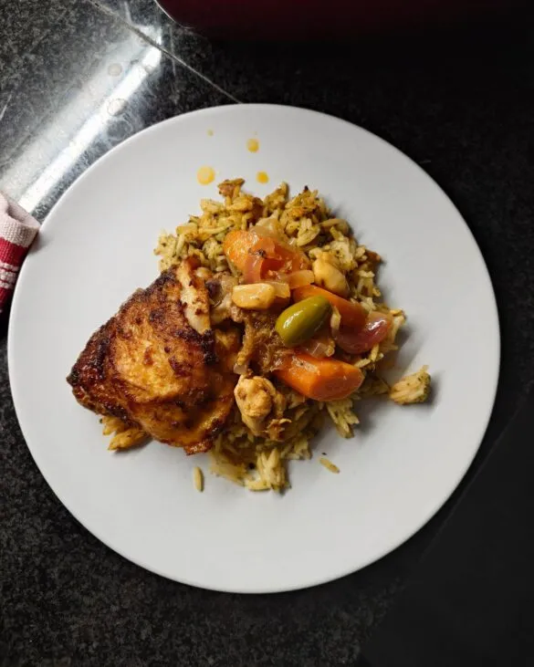 Porcja tagine z kurczakiem podana na ryżu